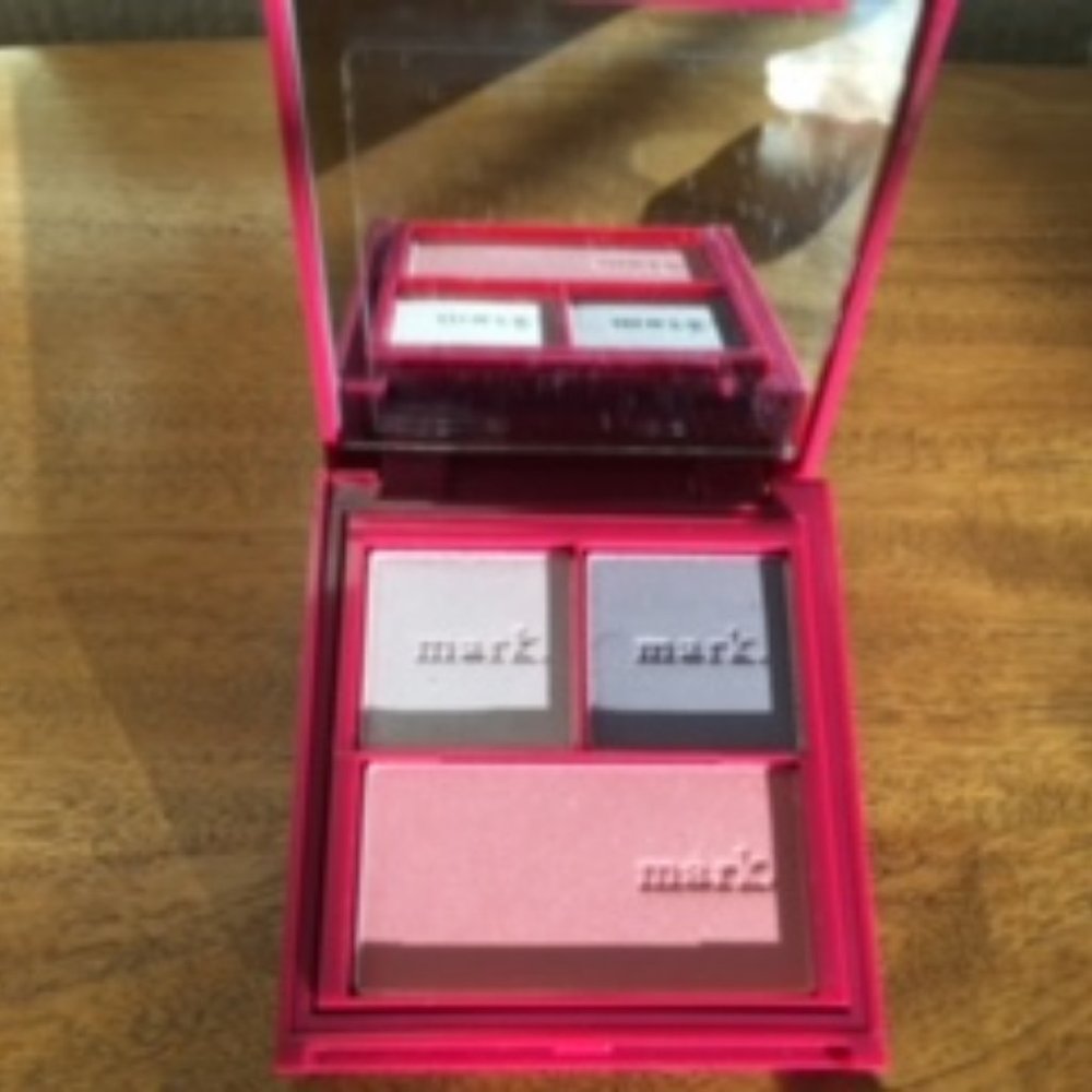 mark's  "Flip For It Kit"   Palette has 7 colors